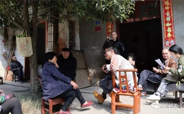△ 趙明——“這次創(chuàng)作強(qiáng)調(diào)在地性、紀(jì)念性與參與性。我們針對問卷，以外來人的身份，來介入、想象生活在此地的居民，他們發(fā)生的故事和曾經(jīng)的生活狀態(tài)。”